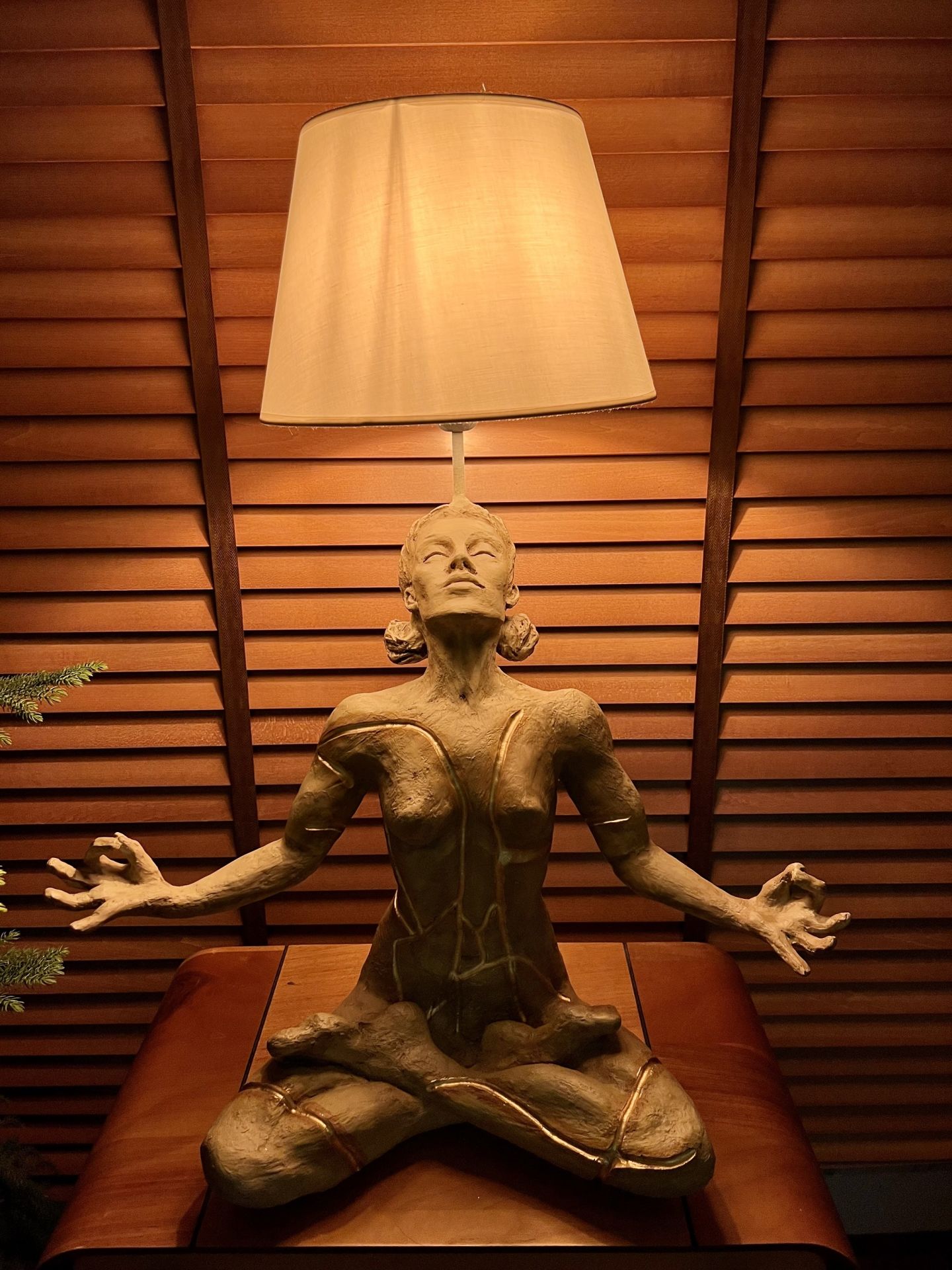 Meditasyoncu Kadın Lambader