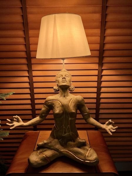 Meditasyoncu Kadın Lambader