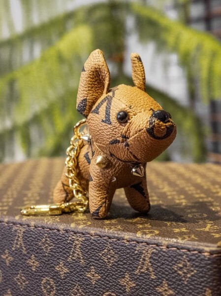 LV Küçük Köpek Anahtarlık / Sütlü Kahverengi